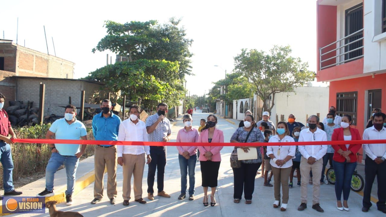 Inaugura autoridad pavimentación en Las Guacamayas; anuncian más obras