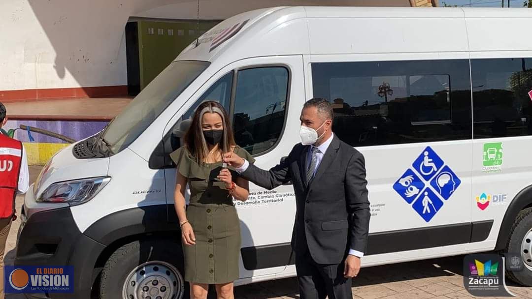 Entrega Luis Felipe León Balbanera parque vehicular para seguridad, salud y limpia municipal 