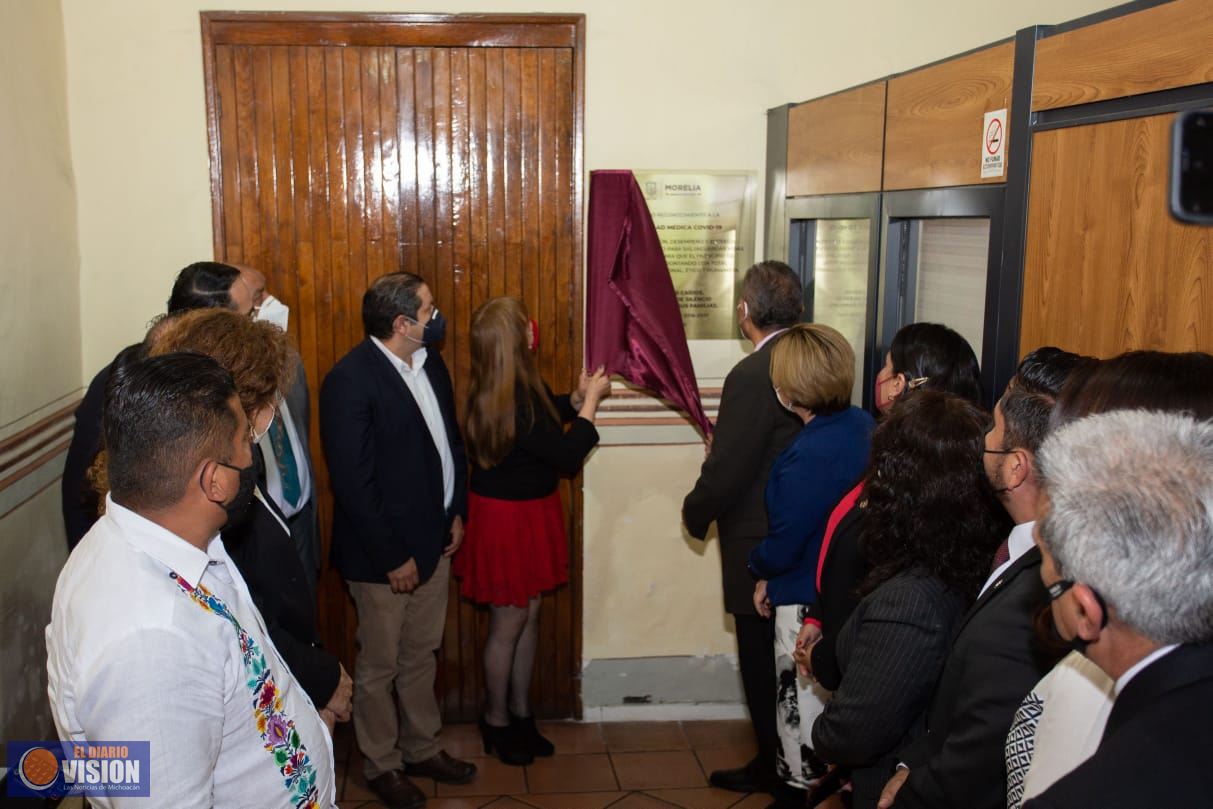 Reconoce Gobierno de Morelia al personal de salud con placa conmemorativa 