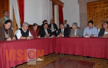 Acuden al Congreso rector y líderes sindicales y estudiantes para gestionar recursos. 