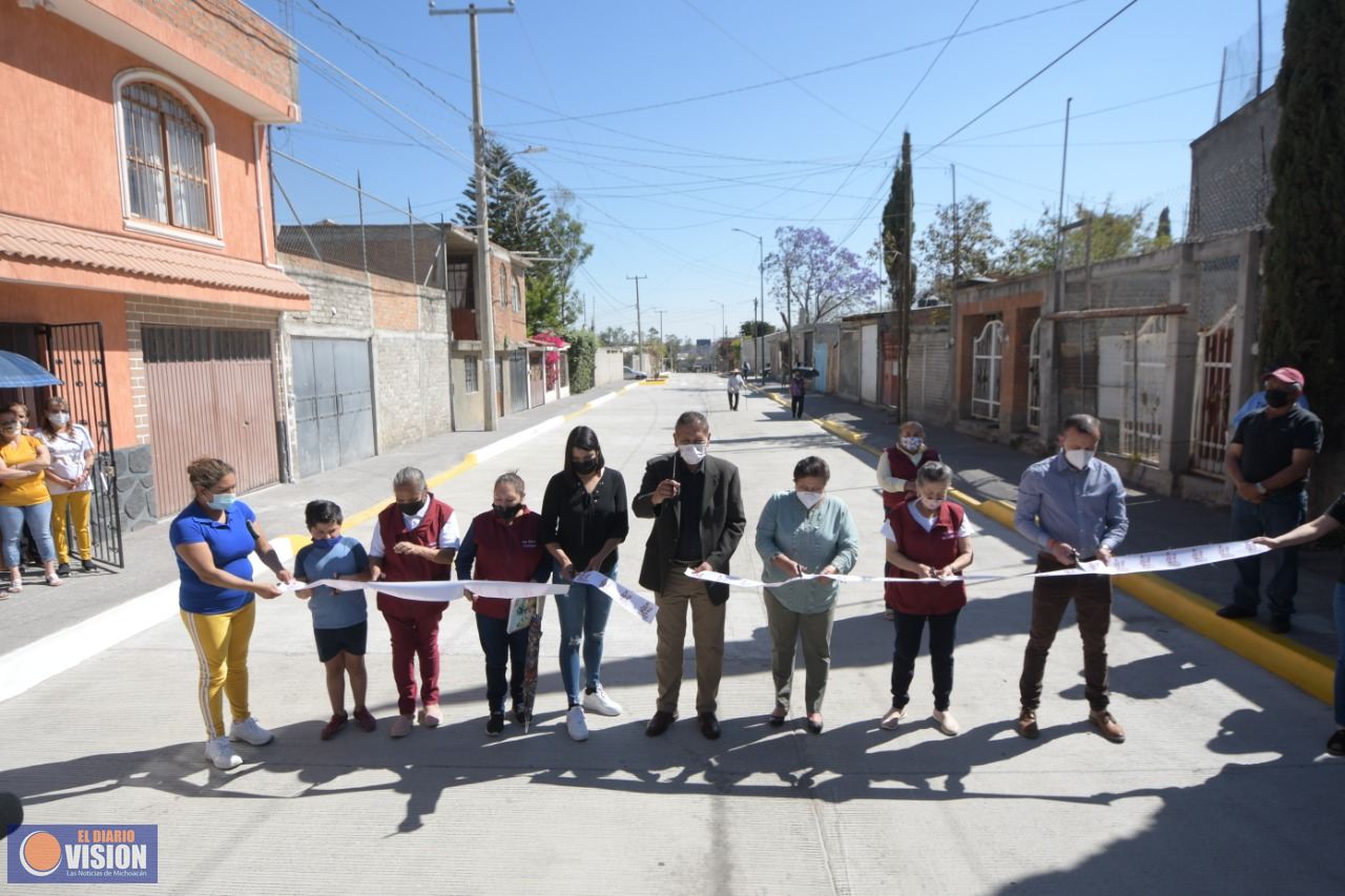 Humberto Arroniz entrega calle completa Gaviota, en Tenencia Morelos 