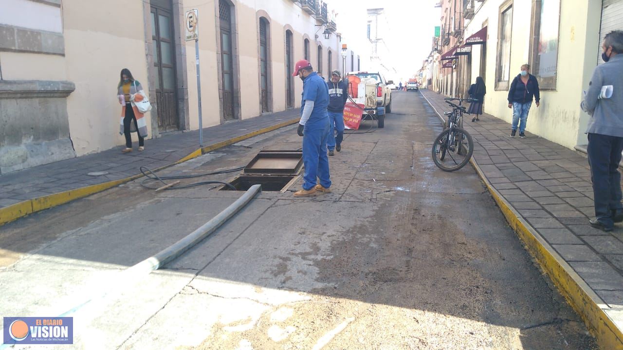 OOAPAS Morelia repara fuga en el Centro Histórico 