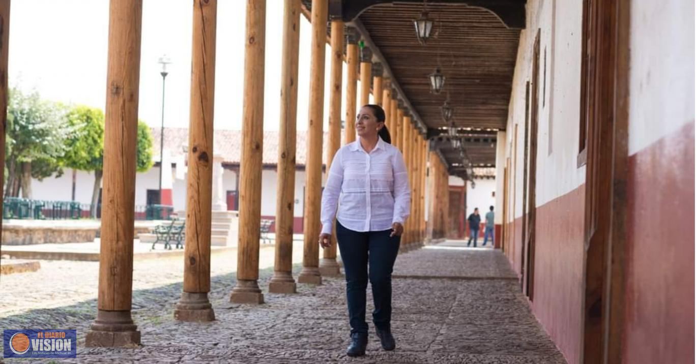Alma Mireya González sigue recorriendo las calles de Quiroga