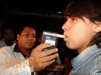 Utilízan jóvenes redes sociales para evitar alcoholímetro 