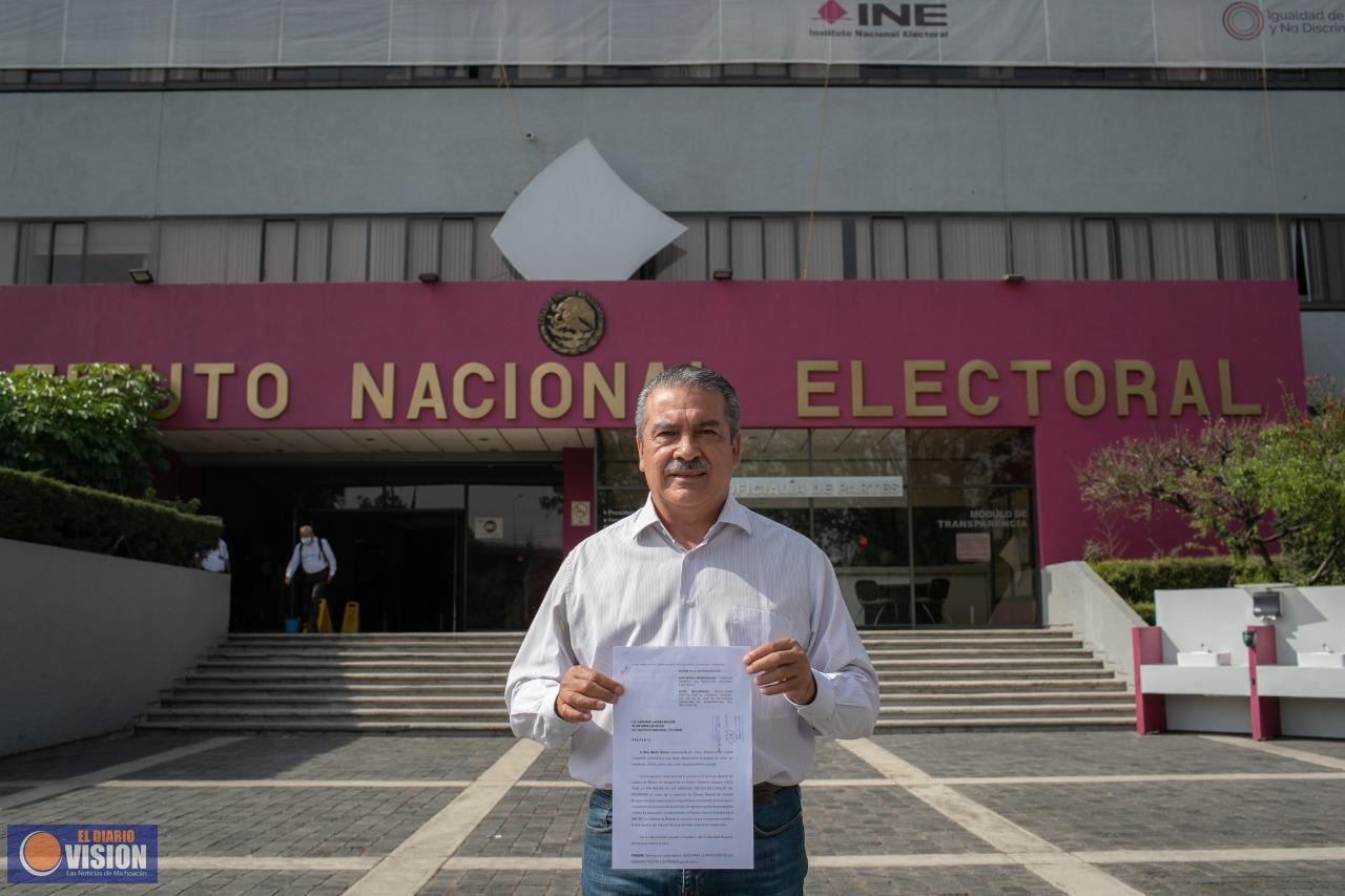 Acudió Raúl Morón Orozco al INE, en busca de revertir decisión 