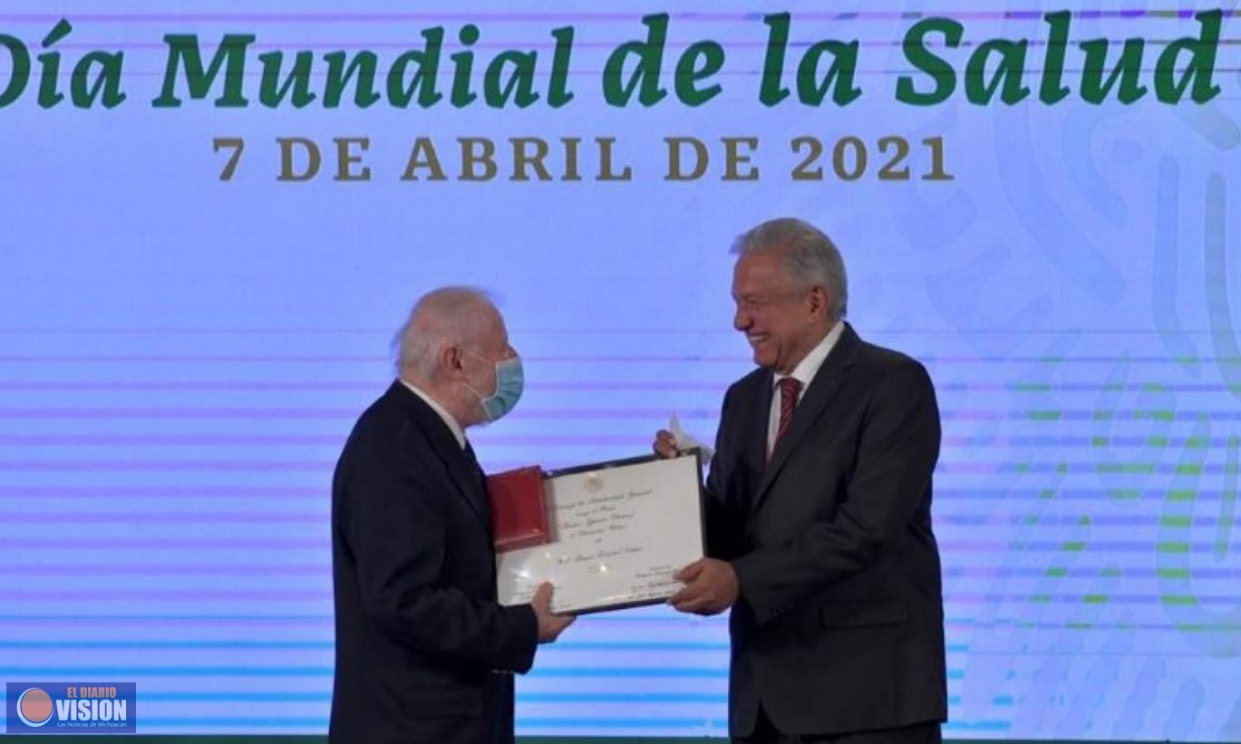 AMLO entrega condecoraciones a personal médico en el Día Mundial de la Salud