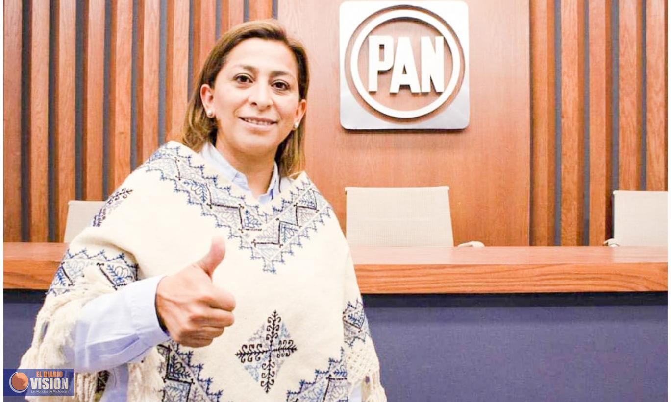 Alma Mireya González acude al CEE del PAN y entrega su intención de registro para el IEM