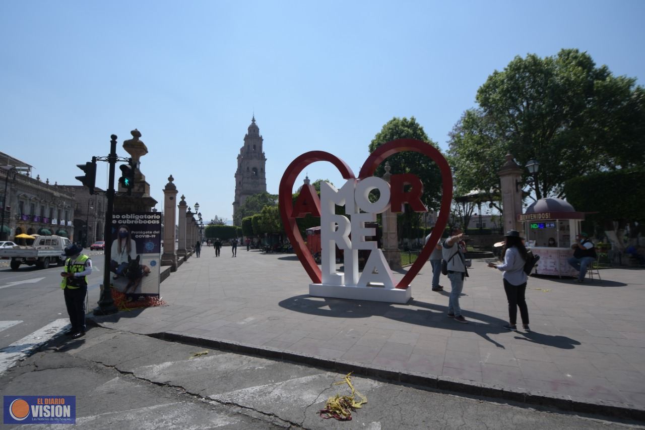Retiran vallas de plazas y espacios públicos en centro histórico de Morelia 