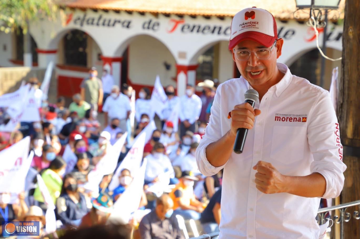 Iván Pérez Negrón Ruíz , realiza proselitismo, en colonias de Morelia 
