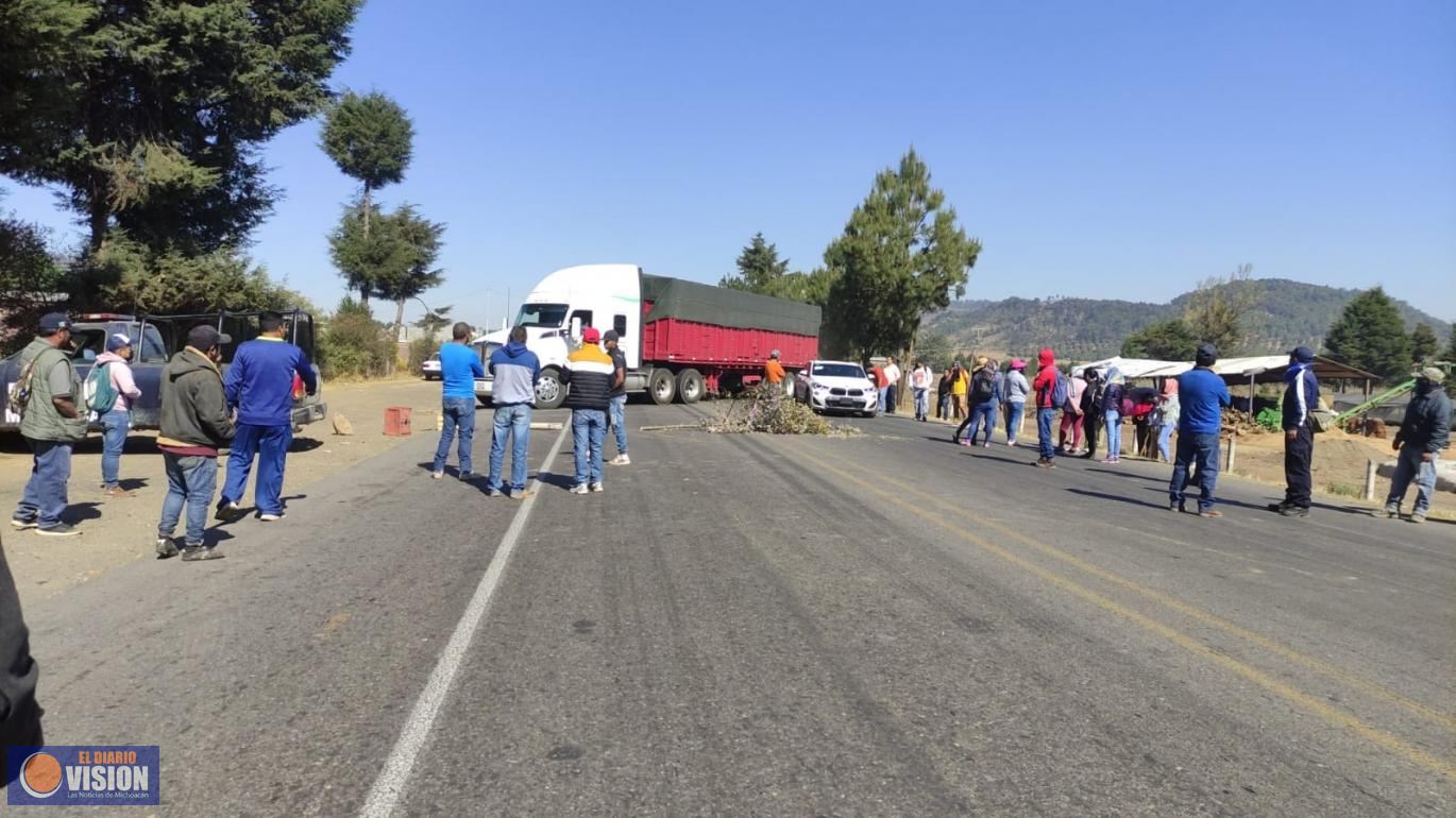 Toman carreteras Comunidades indígenas para exigir ayuda para combatir incendios forestales