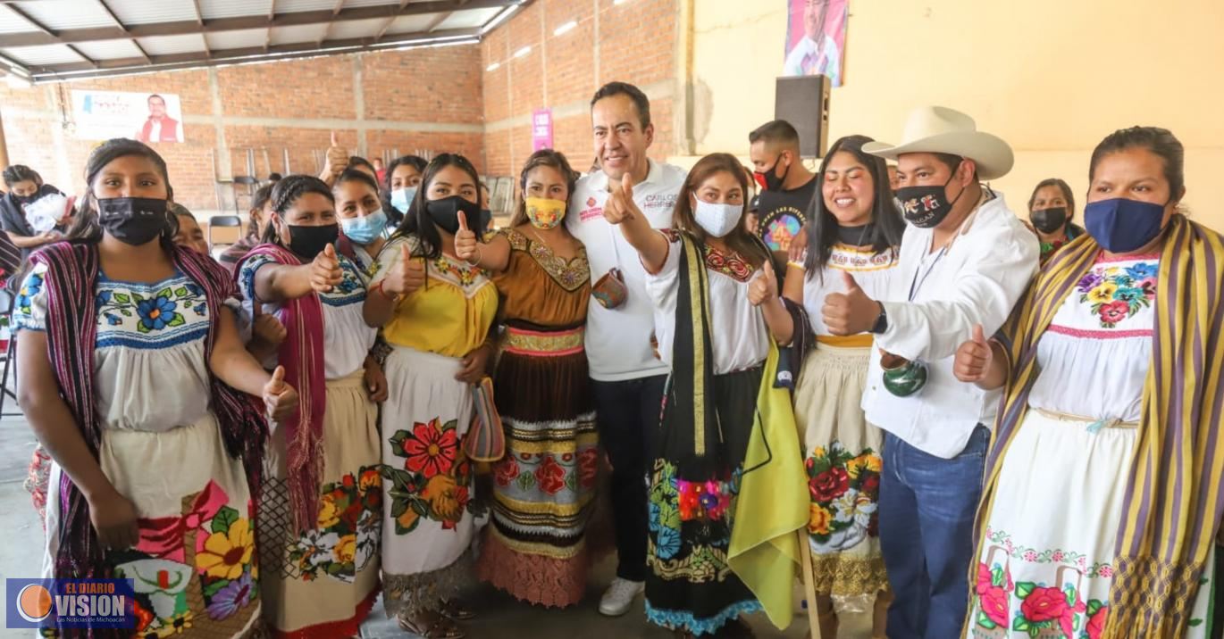 Purépechas arropan a Carlos Herrera 
