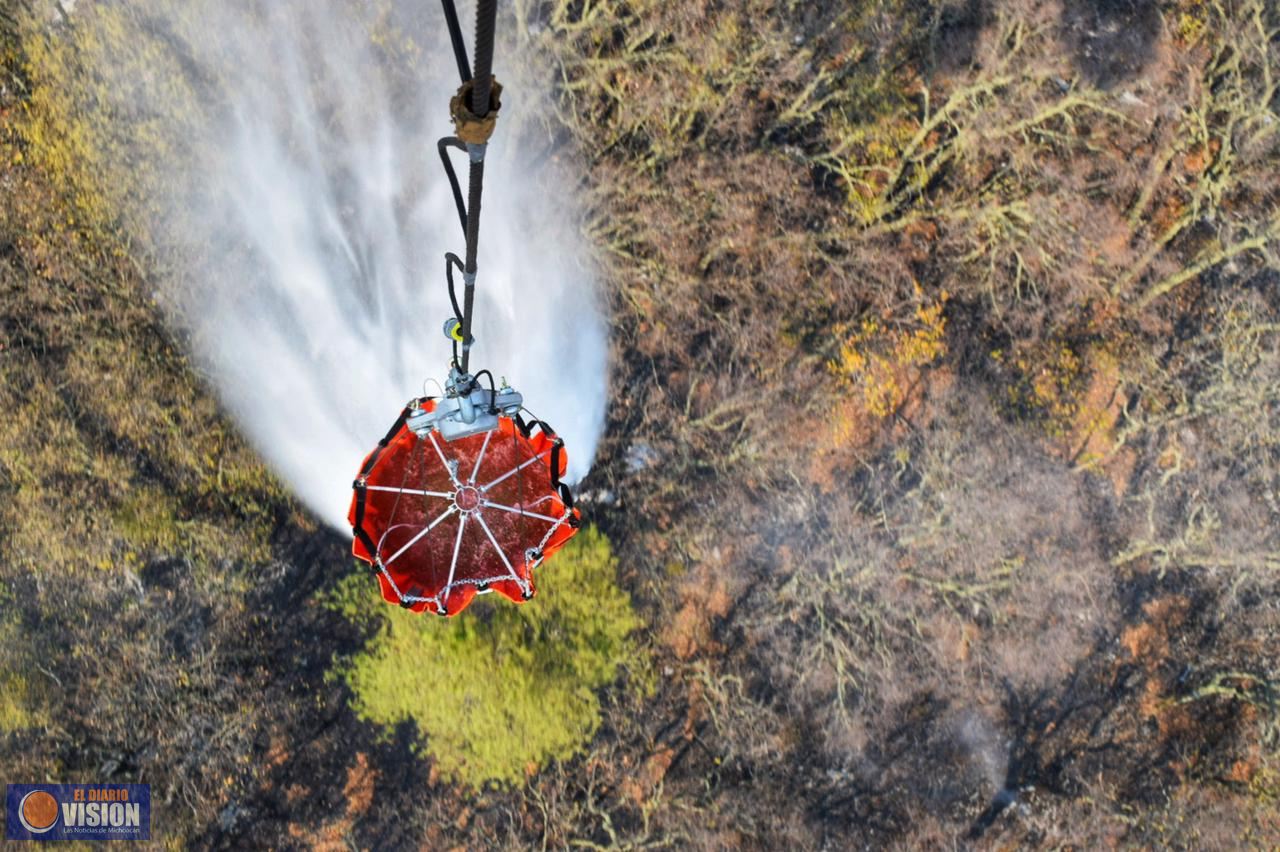Estrategia de combate aire-tierra permitirá controlar incendio en el Cerro del Águila.