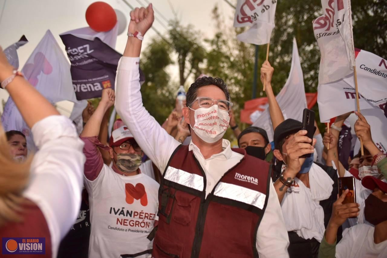 Iván Pérez Negrón impuso su experiencia en debate a candidatos a la alcaldía