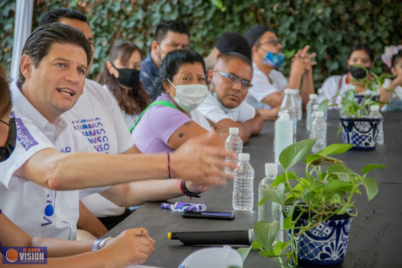  Alfonso Martínez recibe apoyo de comerciantes