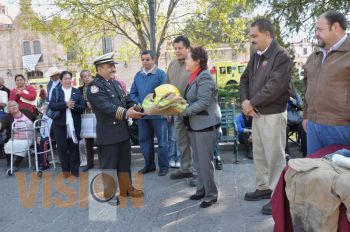 Entrega alcaldesa equipo médico y de bomberos