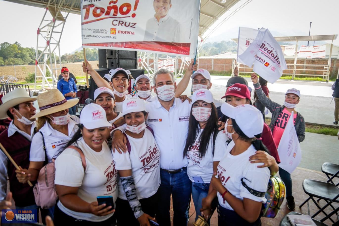 Bedolla propone rescate del Pico de Tancítaro y producción sustentable de aguacate