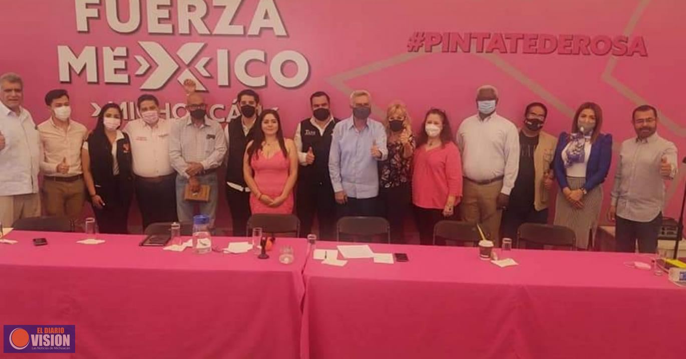 Cristóbal Arias, signa carta compromiso, con la comunidad migrante michoacana 