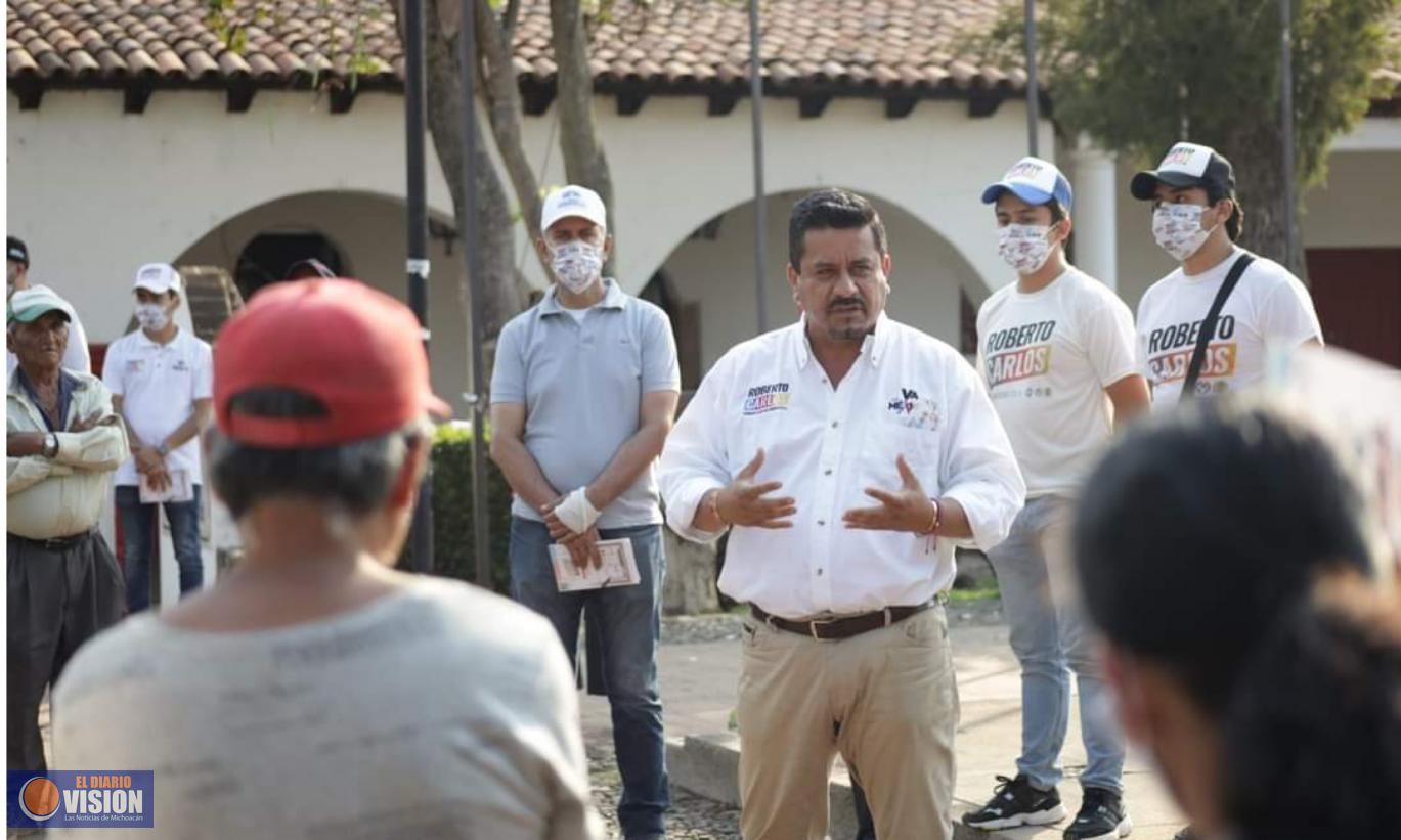 Roberto Carlos López García, se reunió con habitantes de Tiripetío