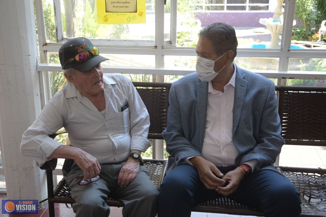 Humberto Arroniz Reyes, visitó la casa de abuelos 