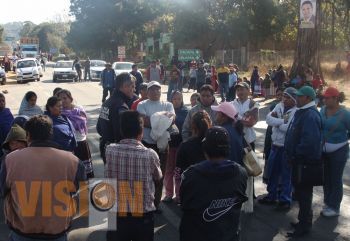 Antorchistas bloquean nuevamente la carretera a Carapan