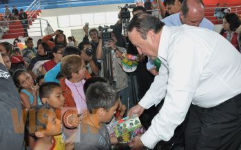 Manuel Nocetti entrega juguetes a niños de escasos recursos