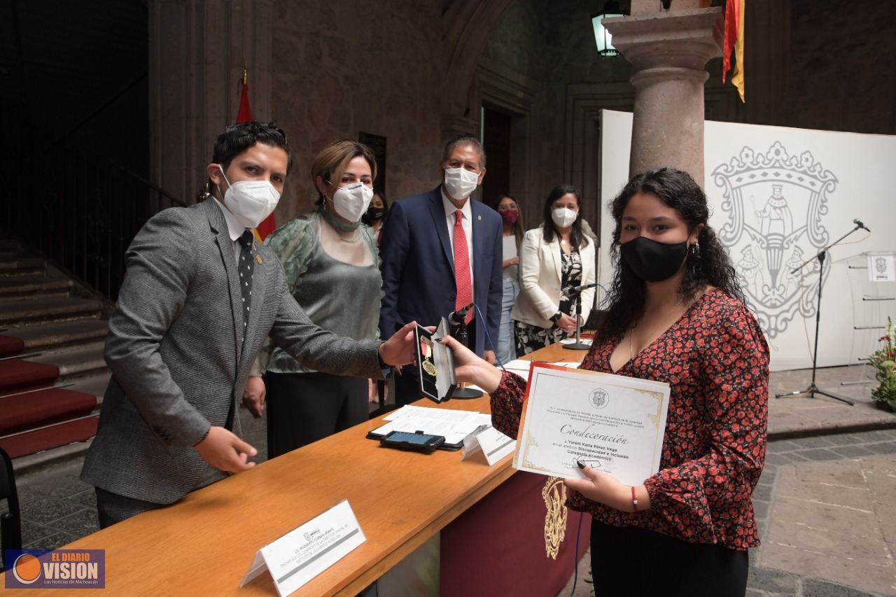 Gobierno de Morelia entrega galardón 