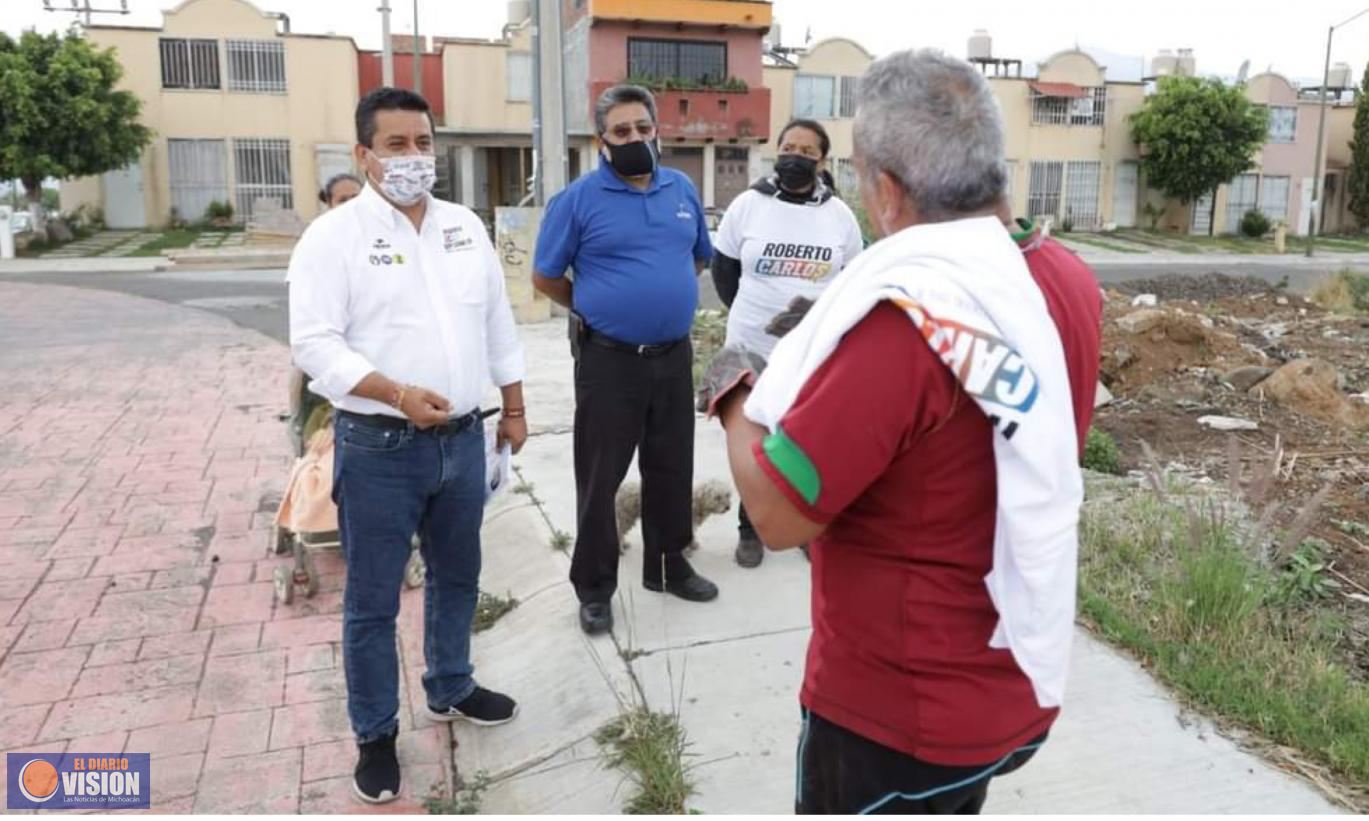 Roberto Carlos gestionará recursos para infraestructura en Lomas de la Maestranza
