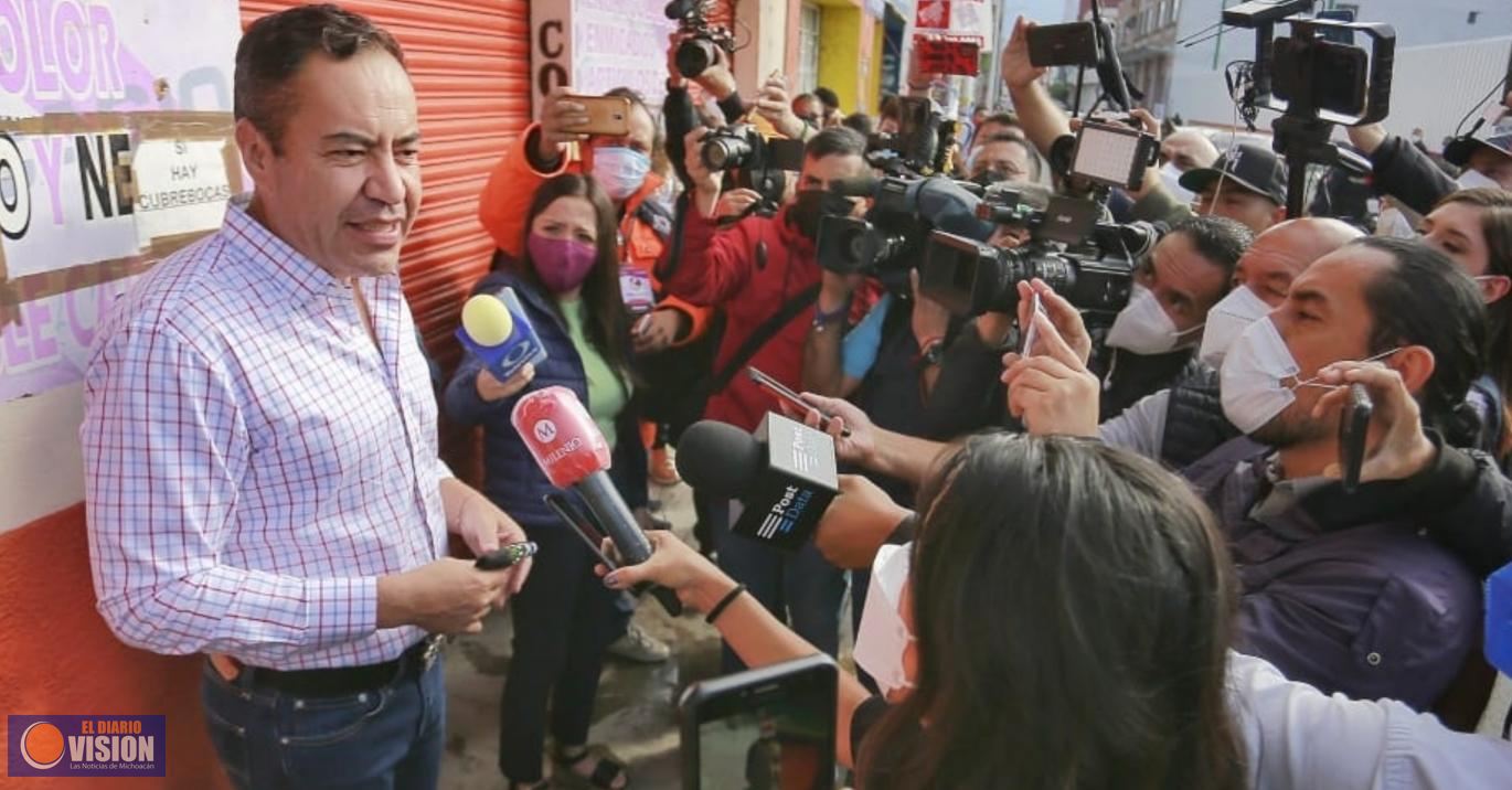 Carlos Herrera Tello, acude a votar en Zitácuaro