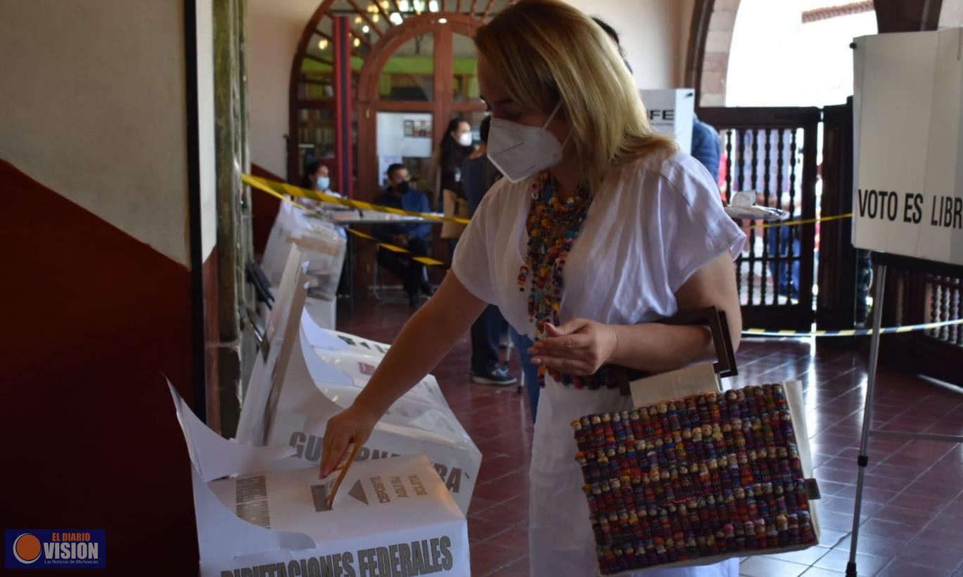 En Pátzcuaro, Mercedes Calderón ejerce su voto, llama a no caer en el abstencionismo