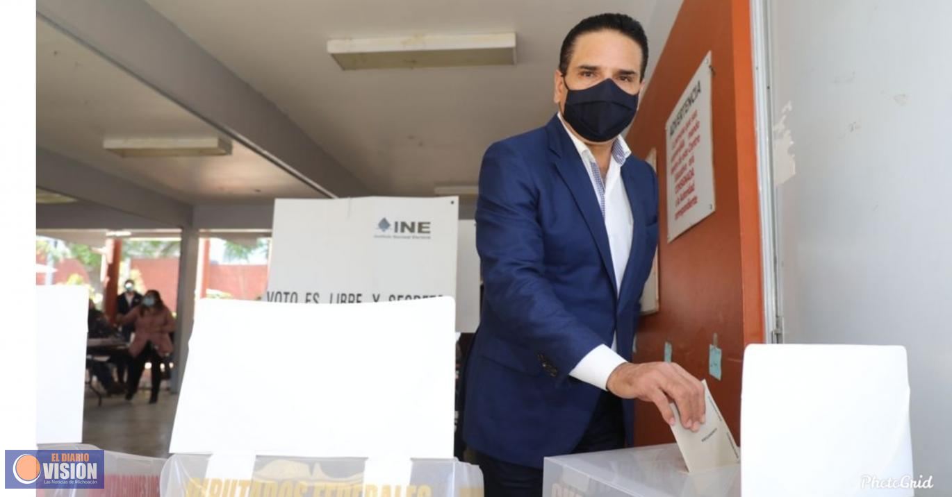 Emite Silvano su voto en Zitácuaro