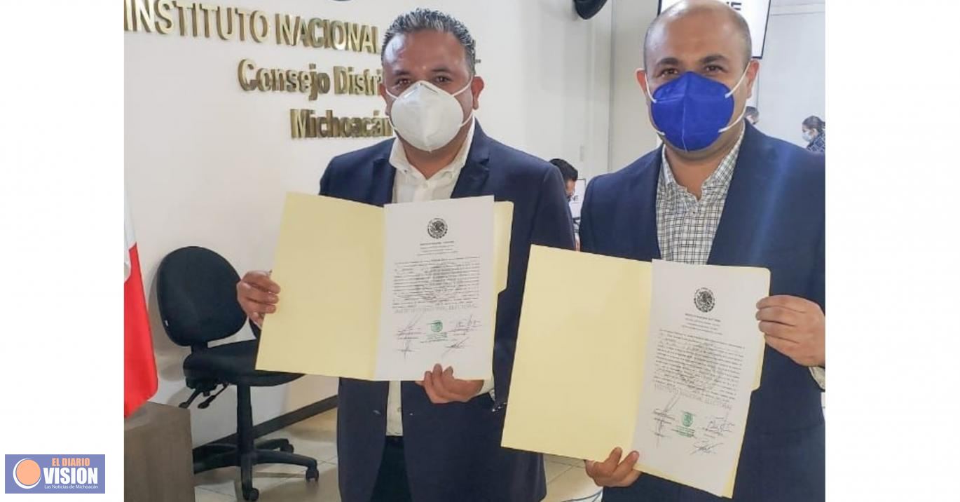 Carlos Quintana recibe constancia de mayoría del INE