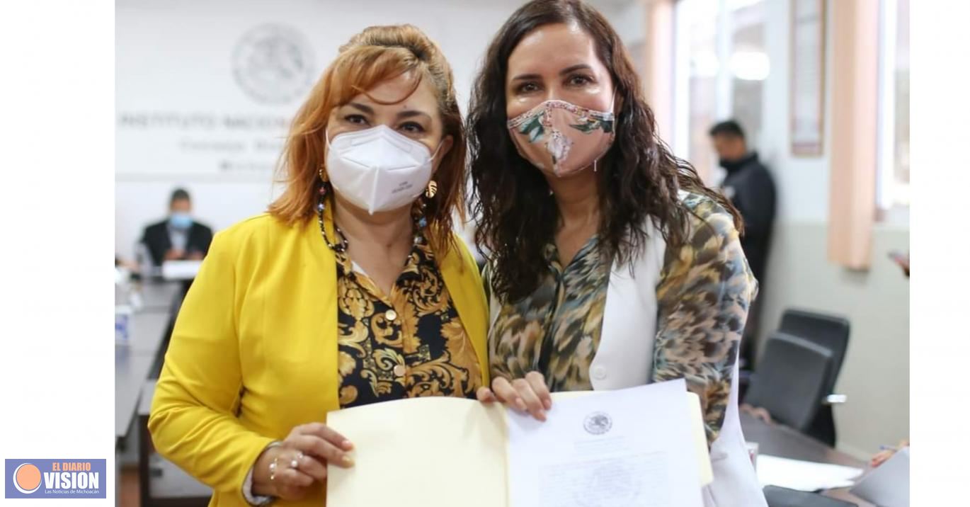 Macarena Chávez Flores, recibe constancia 