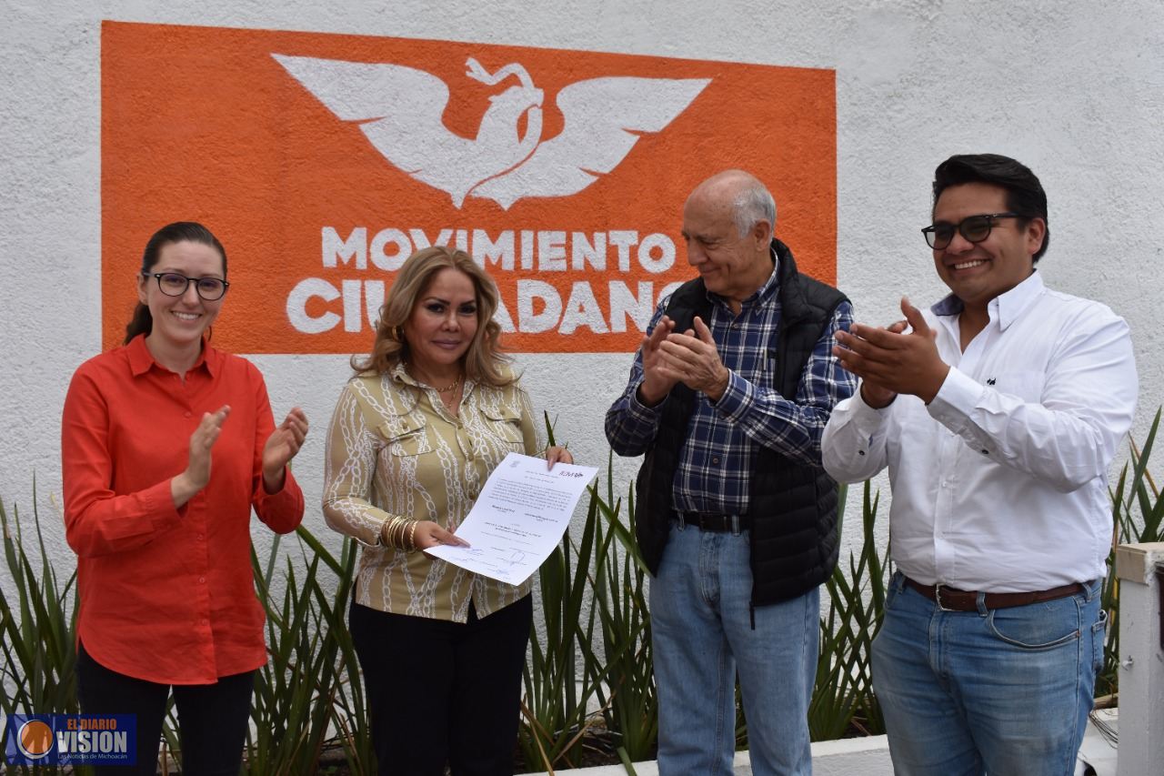 Se entrega constancia a la activista Margarita López como diputada plurinominal de MC