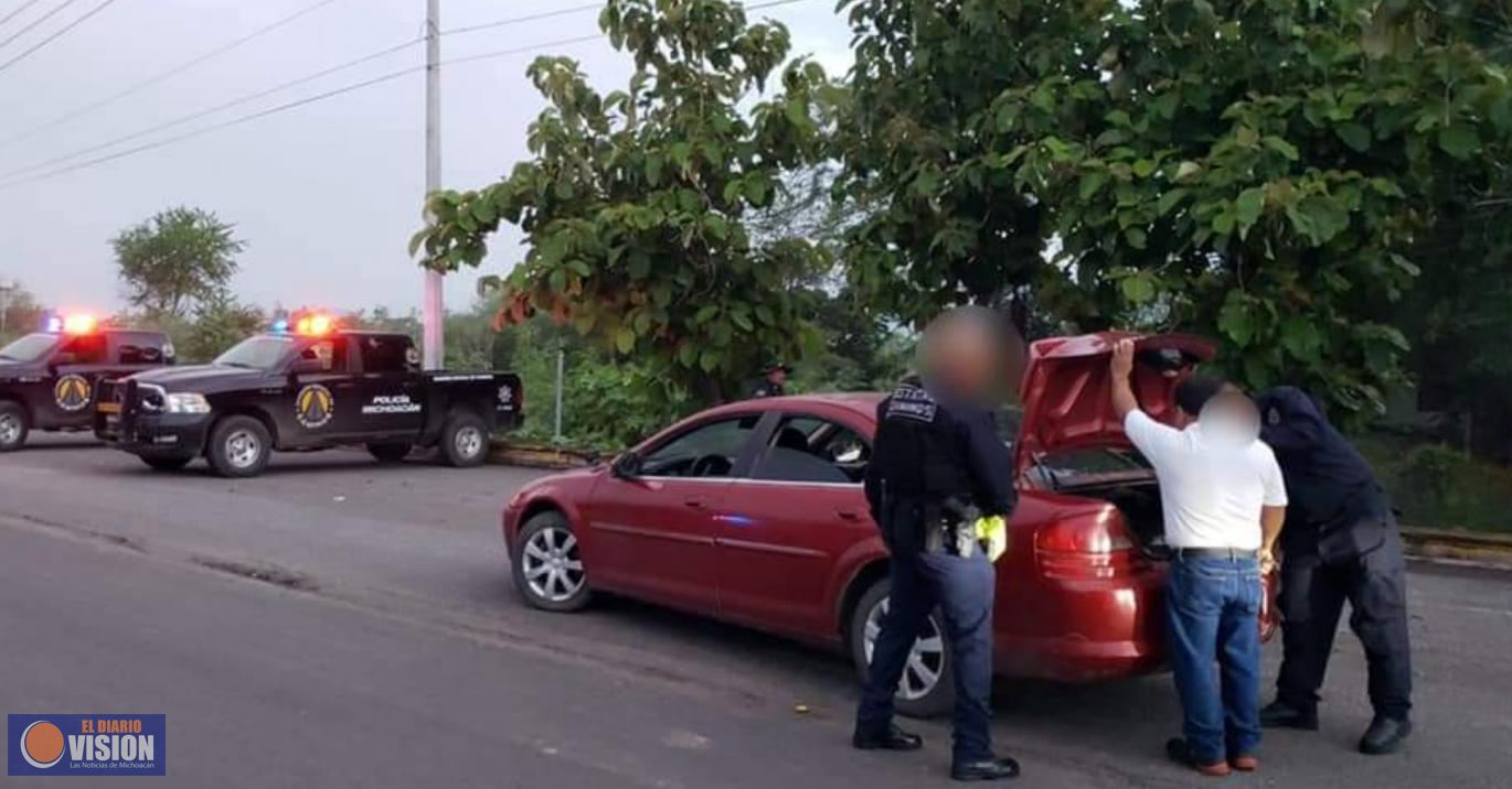 Agentes policíacos, mantienen filtros de revisión, en carretera Apatzingán - Aguililla