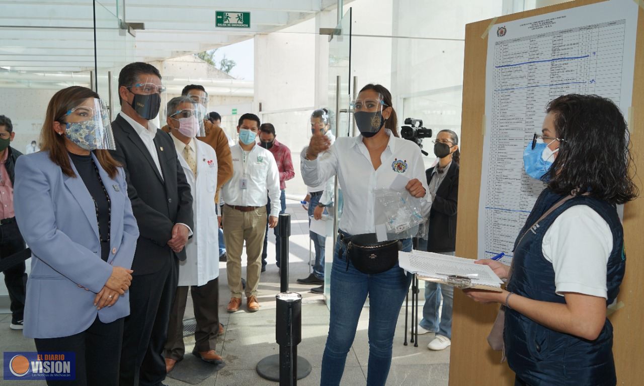 UMSNH asigna 479 plazas a pasantes de medicina 