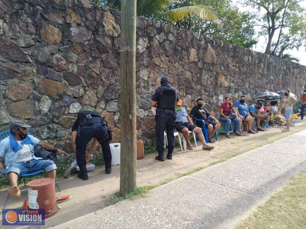 Más de 500 pesos, por apartar lugar para vacunación 