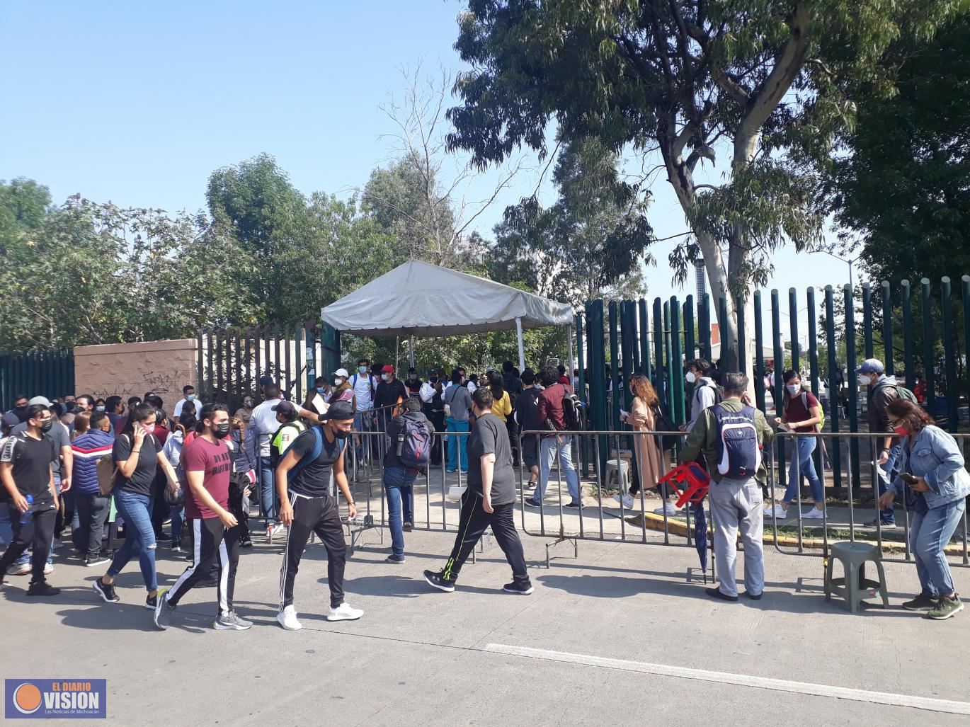 Jóvenes, abarrotan módulo de Ciudad Universitaria  