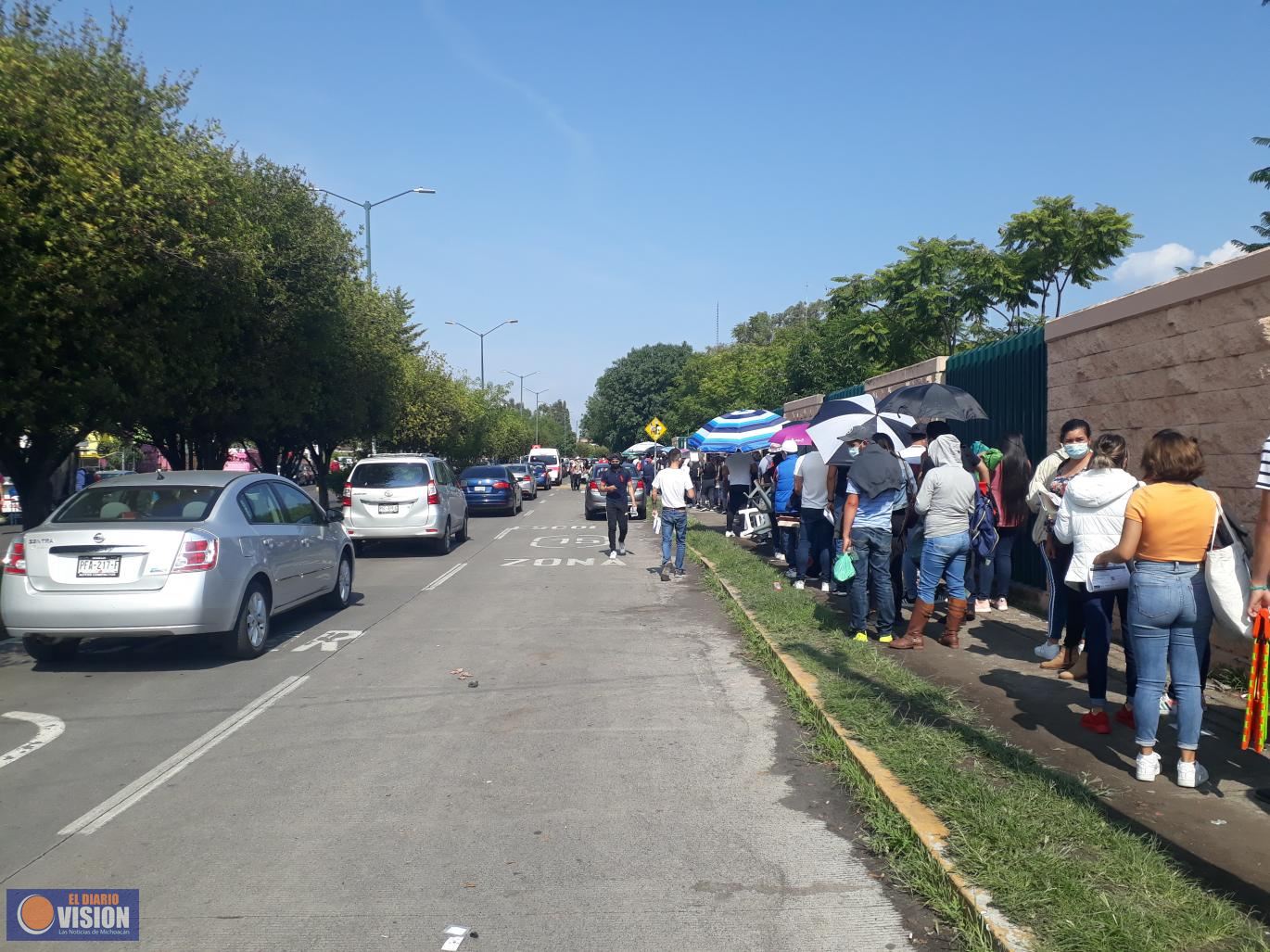 Acuden jóvenes michoacanos a vacunarse contra COVID-19