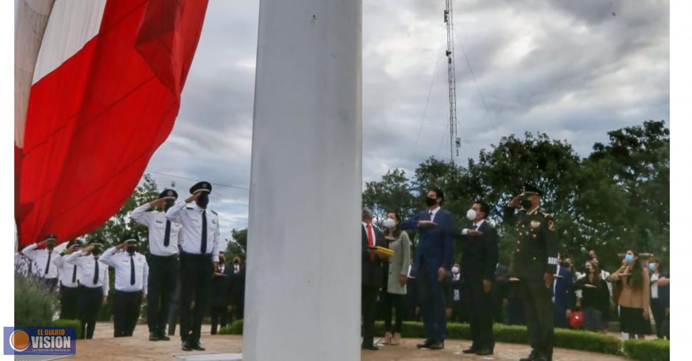 Izan la Bandera Nacional para iniciar el mes patrio 