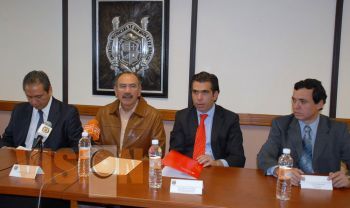 Banco Santander entrega becas a estudiantes de la UMSNH