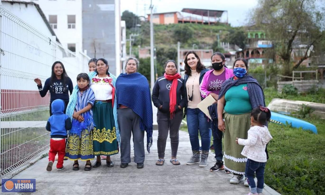 Macarena Chávez Flores, se reunió con habitantes de la Isla de Urandén
