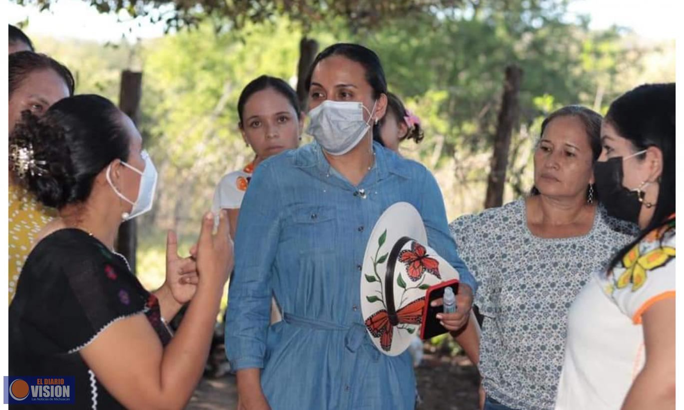 Mary Carmen Bernal Martínez, se reunió con habitantes de Caracuaro