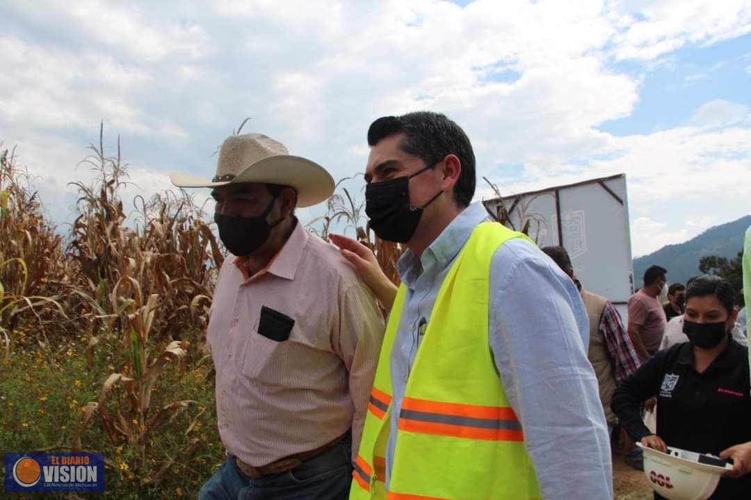Gobierno de Zitácuaro, rehabilita 120 hectáreas de caminos sacacosecha