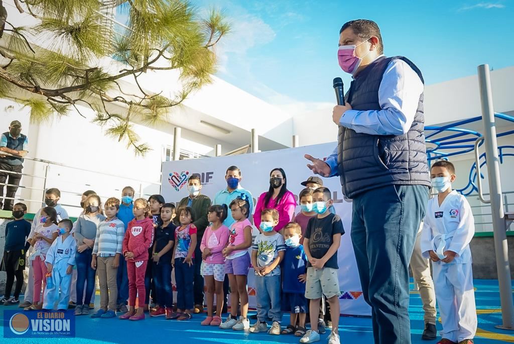 Nacho Campos entrega área infantil en El Milagro