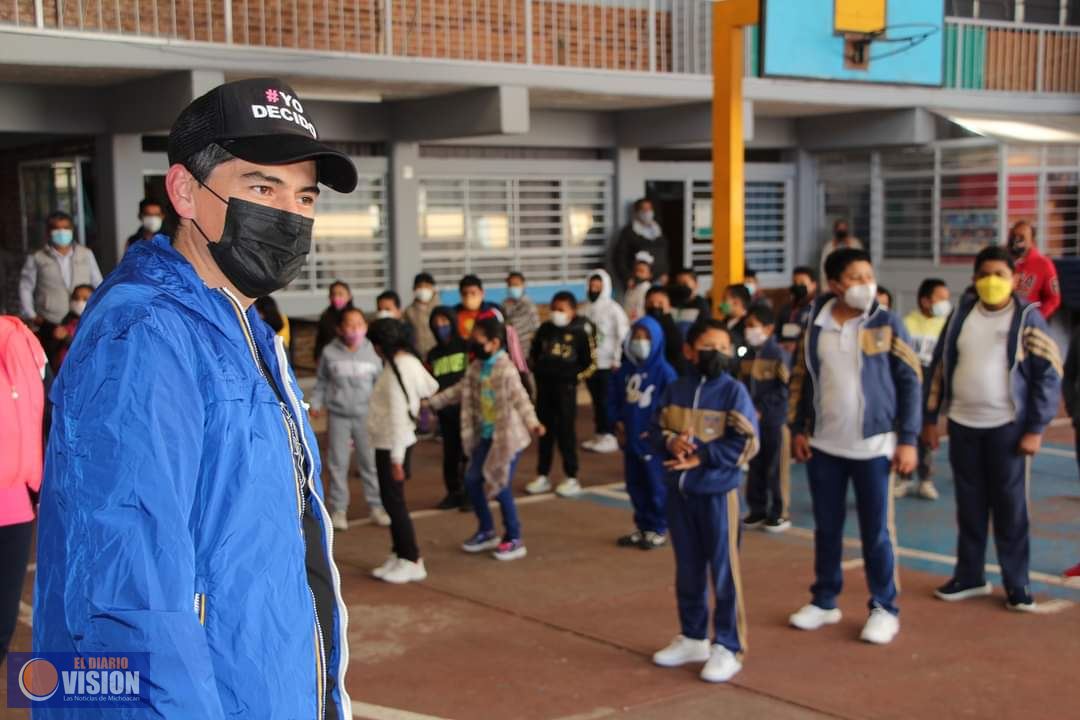 Antonio Ixtláhuac, entregó equipo deportivo a Primaria Eva Sámano de López Mateos 