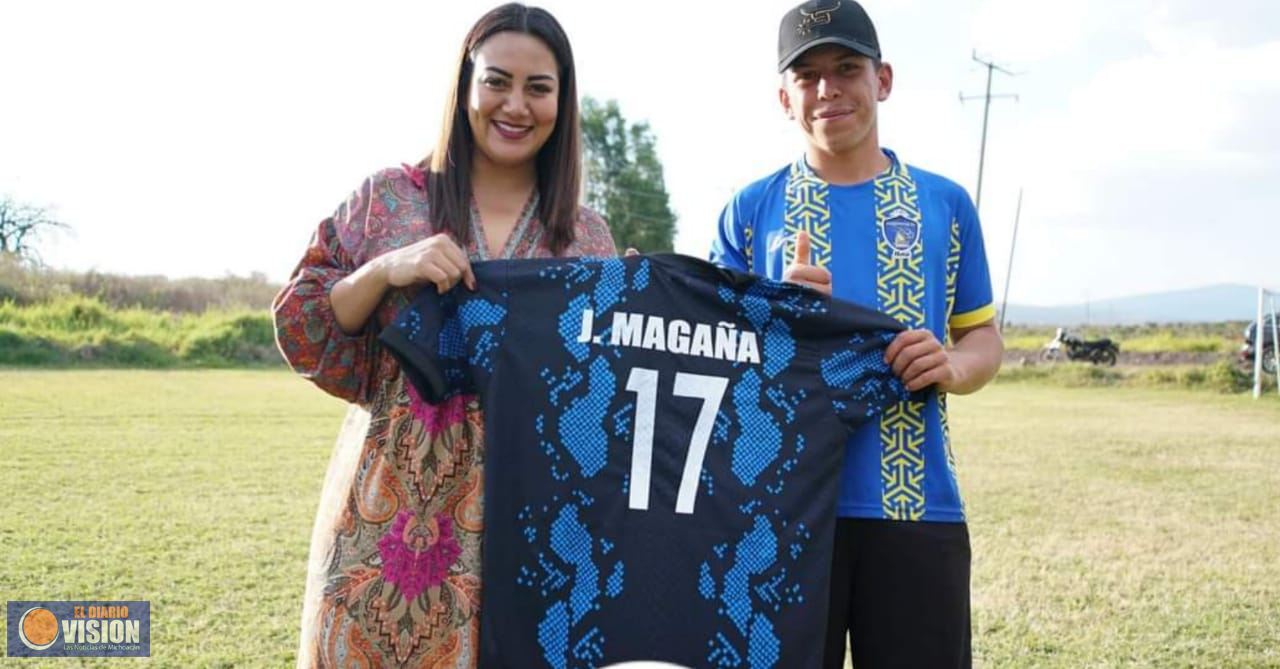 Mónica Valdez Pulido, entregó uniformes a equipo de fútbol de Tlazazalca