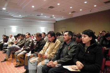 Capacitan a servidores de migrantes