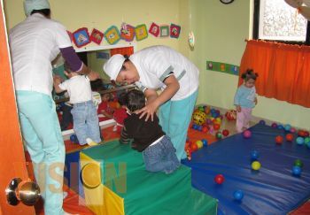 Denuncia María Flores la falta de recursos en los Cendis y Preparatorias populares