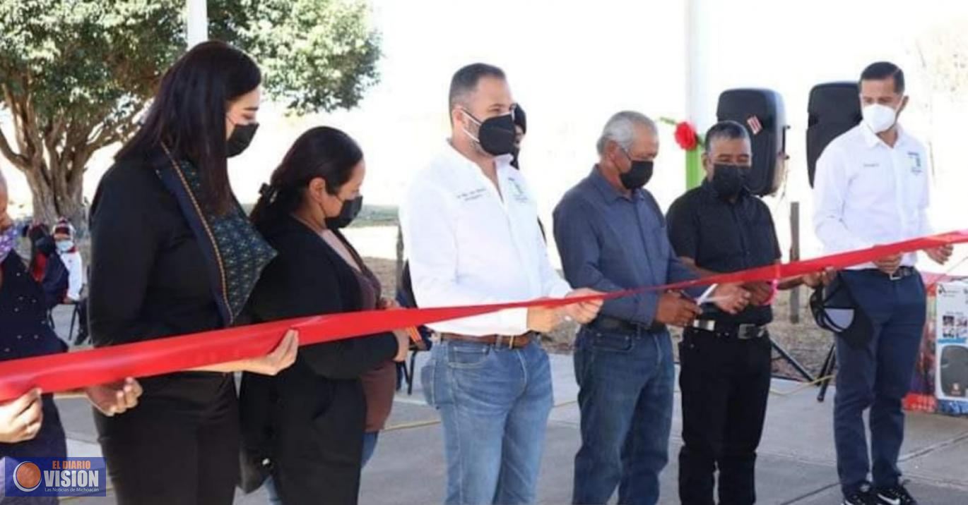 Luis Felipe León Balbanera, entrega techumbre del jardín de niños 