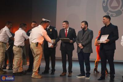 Reconoce Vicente Gómez Núñez a bomberas y bomberos en su día